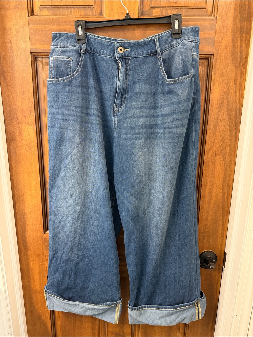 HALARA Wide-Leg Flared Jeans in Medium Blue Denim
